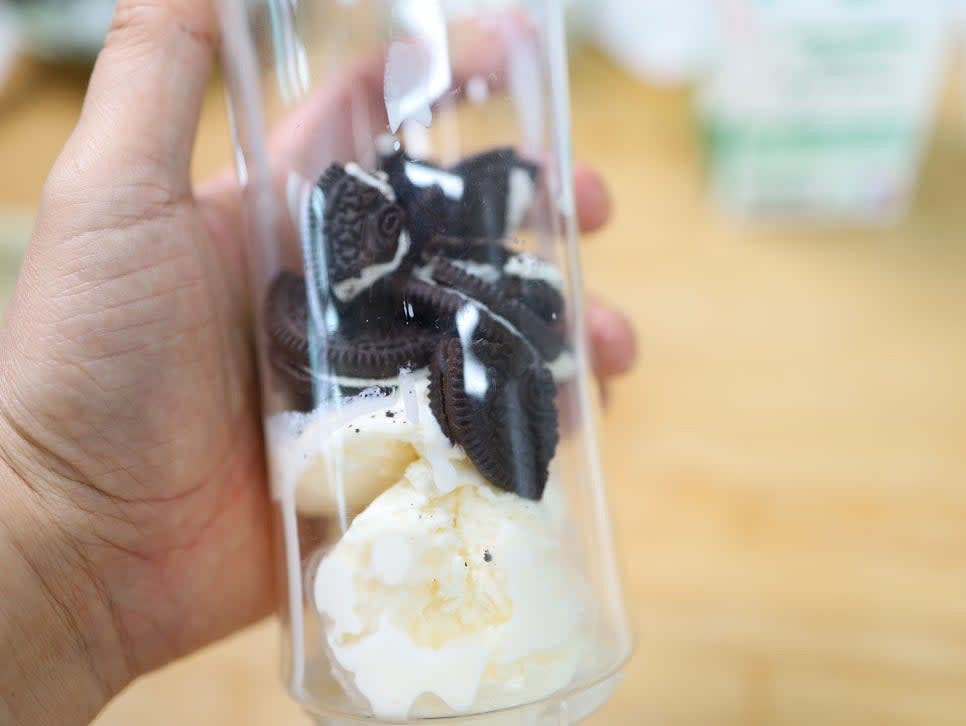 믹서기에 조각낸 오레오 쿠키 3개, 바닐라 아이스크림 3스쿱, 우유 200ml를 넣습니다.