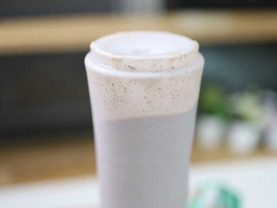 믹서기를 사용해 모든 재료를 부드럽게 갈아줍니다.