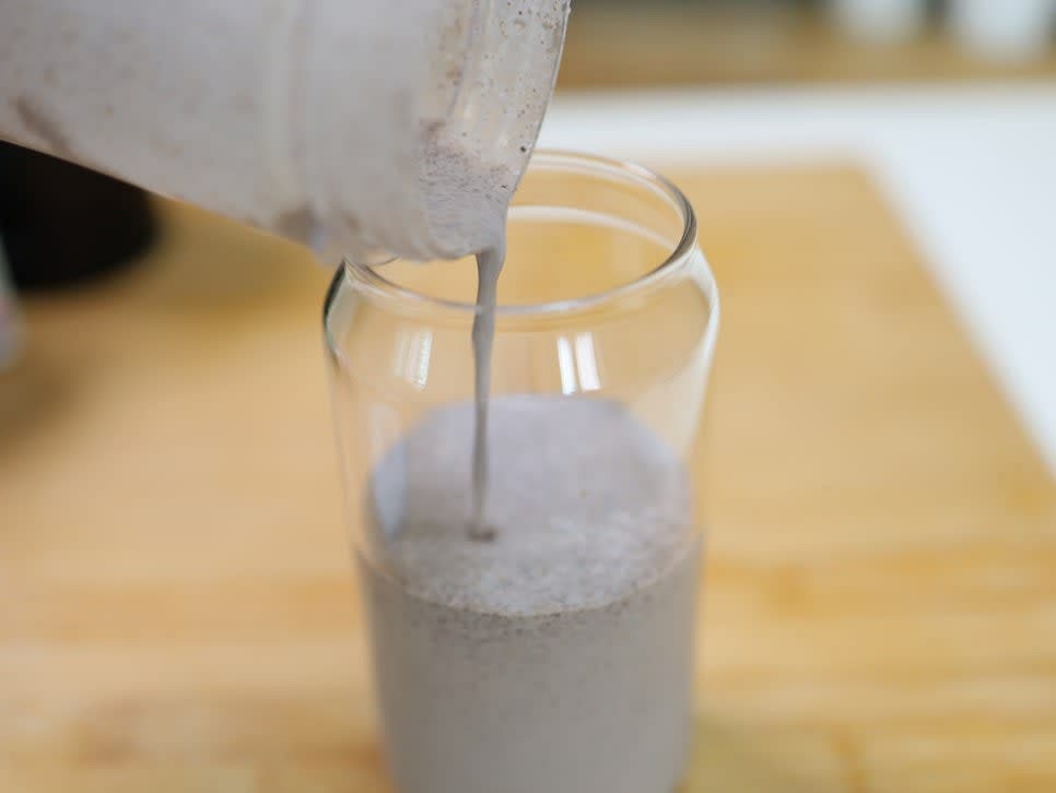 잘 갈아진 밀크쉐이크를 잔에 따라 줍니다.