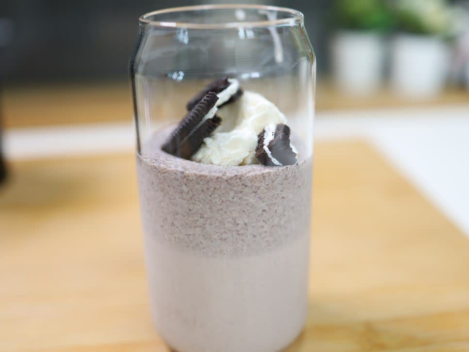 토핑으로 바닐라 아이스크림 1스쿱과 조각낸 오레오 쿠키를 올려줍니다.