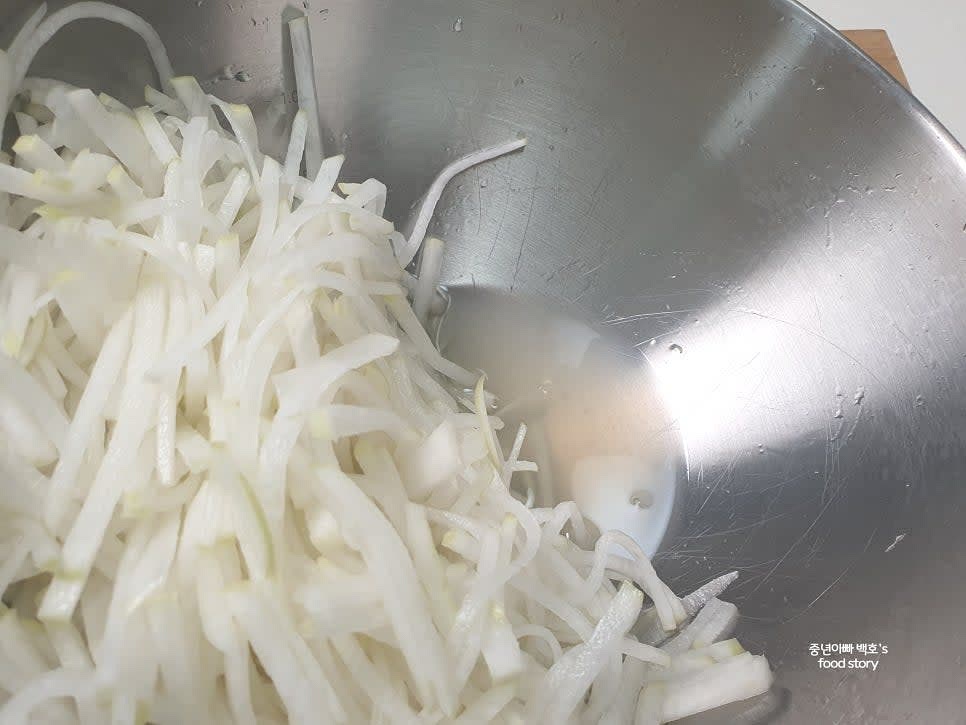 설탕과 소금으로 절여진 무에서 나온 국물을 버리지 않고 그대로 사용한다.