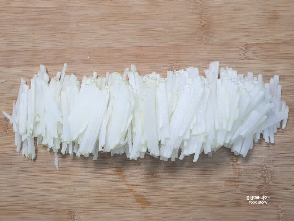 무를 깨끗이 씻은 후 500g(1/2개)을 준비하고, 일정한 길이와 두께로 얇게 채를 썬다.