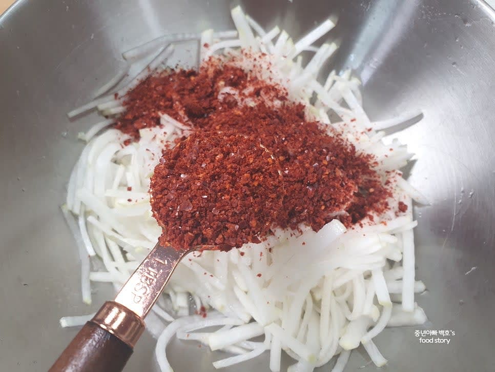 고춧가루 5스푼을 넣어 빨갛게 색을 입힌다.