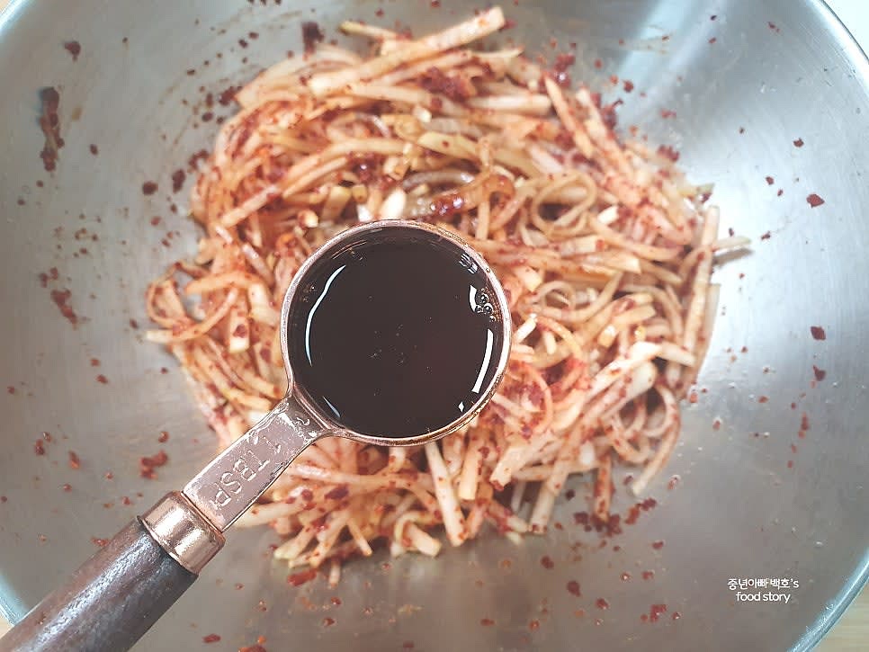 식초 3스푼, 양조간장 2스푼, 까나리 액젓 1스푼을 가장자리에 빙 둘러가며 넣는다.