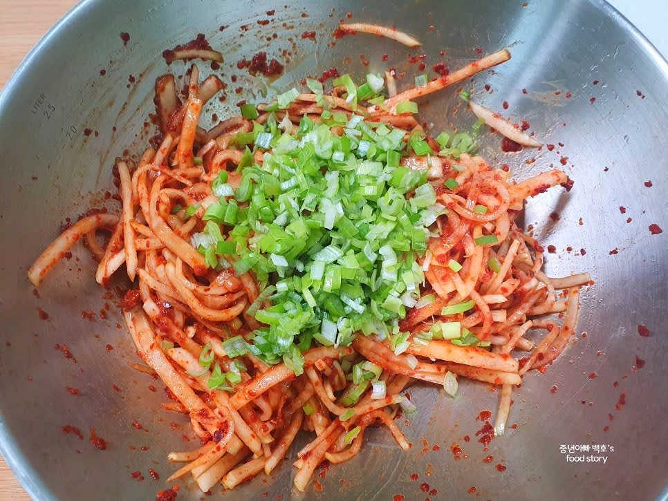 썰어 둔 대파를 넣고 손으로 조물조물 잘 섞는다.