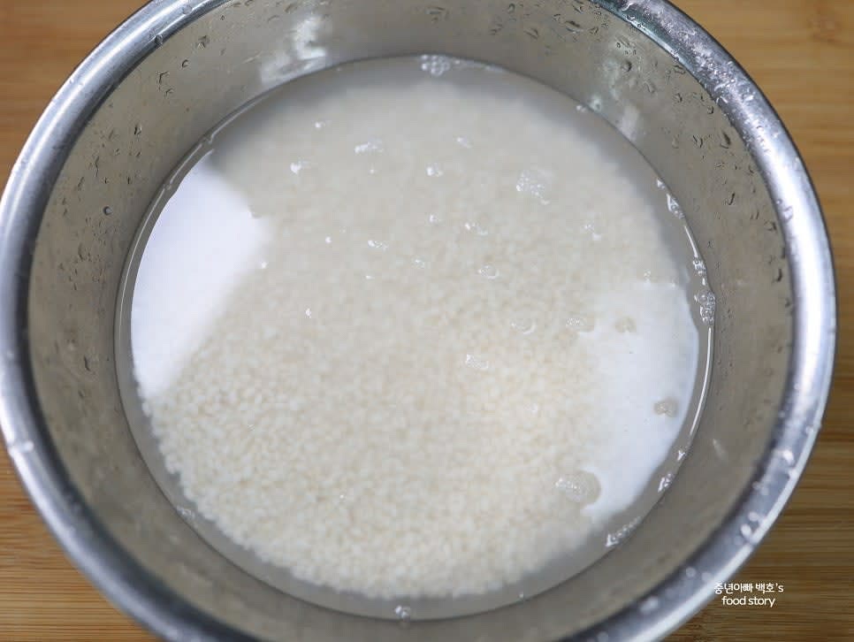 찹쌀 3컵을 깨끗이 씻은 후 물에 최소 3시간 이상, 가능하면 5시간 정도 불린다.