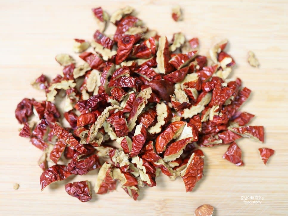 대추는 깨끗이 씻어 씨를 제거한 후 고명용 몇 개를 남기고 나머지는 잘게 썬다.