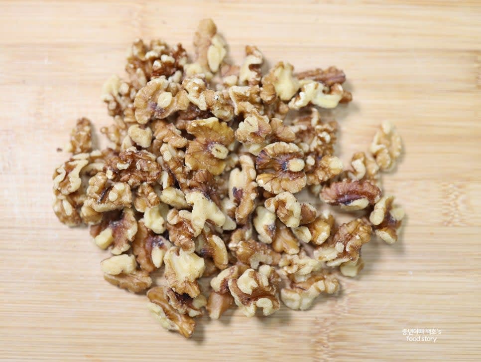 호두와 기타 견과류(아몬드, 건 블루베리 등)는 적당한 크기로 잘라 준비한다.