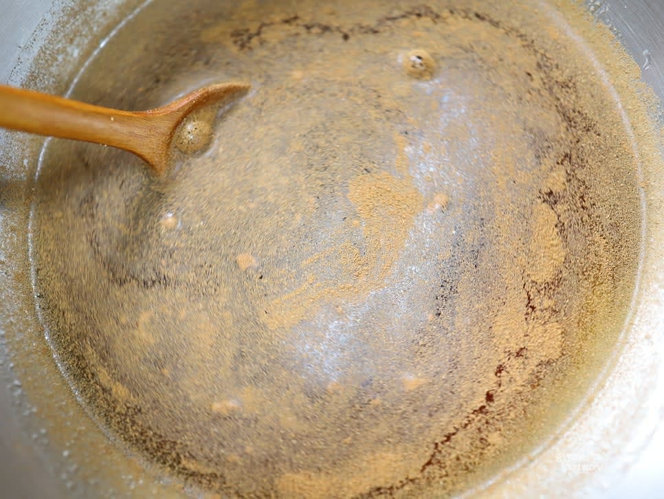 물 3컵에 진간장 1스푼, 흑설탕 3/4컵, 계핏가루 1티스푼을 넣고 설탕이 녹을 때까지 잘 섞는다.