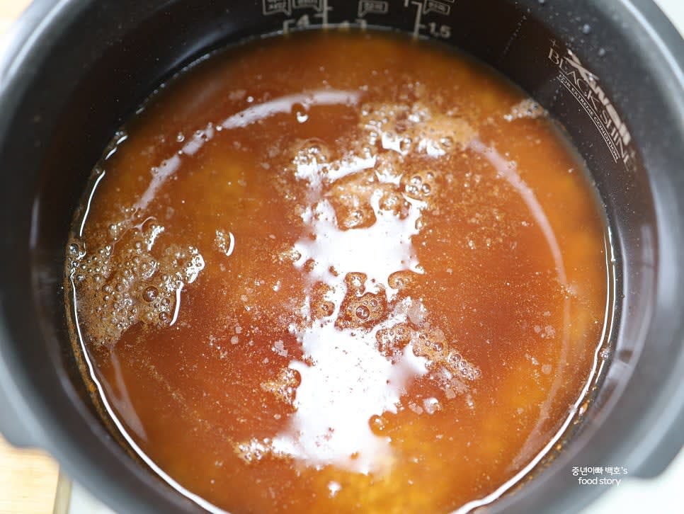 불린 찹쌀을 밥솥에 넣고 간장, 설탕, 계핏가루를 섞은 물을 붓는다.