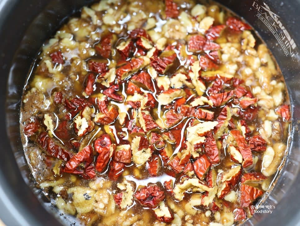 대추, 호두, 기타 견과류를 찹쌀 위에 고르게 올린다.