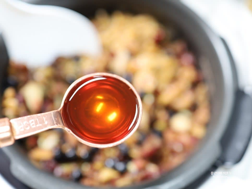 완성된 약밥에 참기름 1스푼을 넣고 골고루 섞는다.