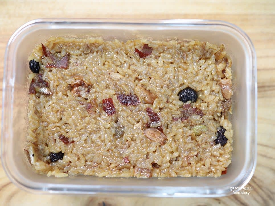 사각 밀폐용기에 눌러 담아 모양을 잡은 후 적당한 크기로 잘라 접시에 담는다.