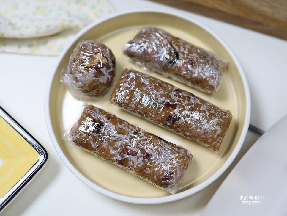 남은 약밥은 랩에 싸서 냉동 보관하고, 필요할 때 데워 먹는다.