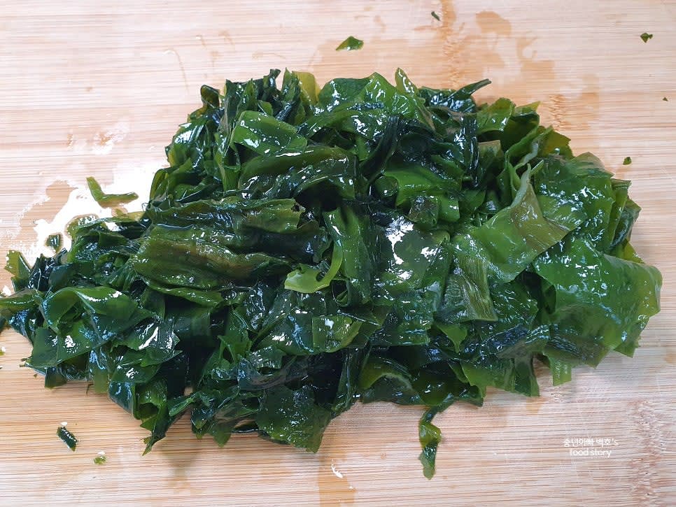 불린 미역을 적당한 크기로 잘라 준비한다.