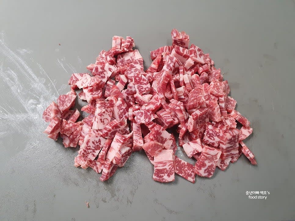 소고기 양지 부위를 키친타월로 핏기를 제거한 뒤 먹기 좋은 크기로 자른다.