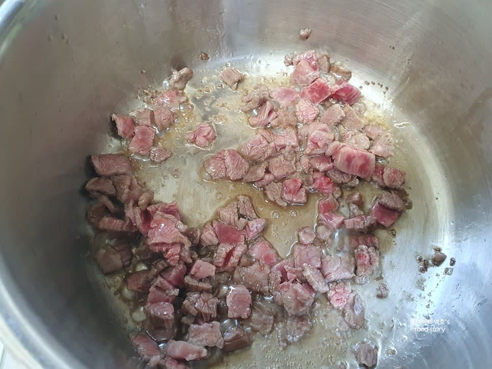 냄비에 참기름 2스푼을 두르고 중약불에서 소고기를 넣고 살짝 볶는다.