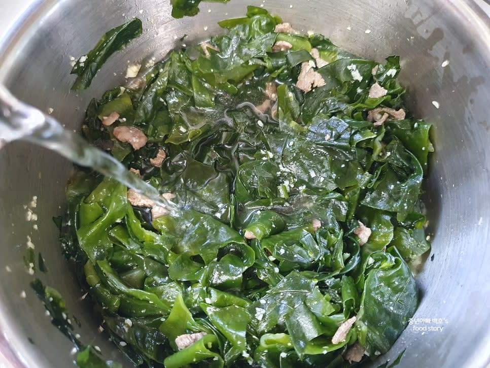 물을 자작하게 붓고 센 불에서 10분, 중불에서 5분 더 끓여 국물을 우려낸다.