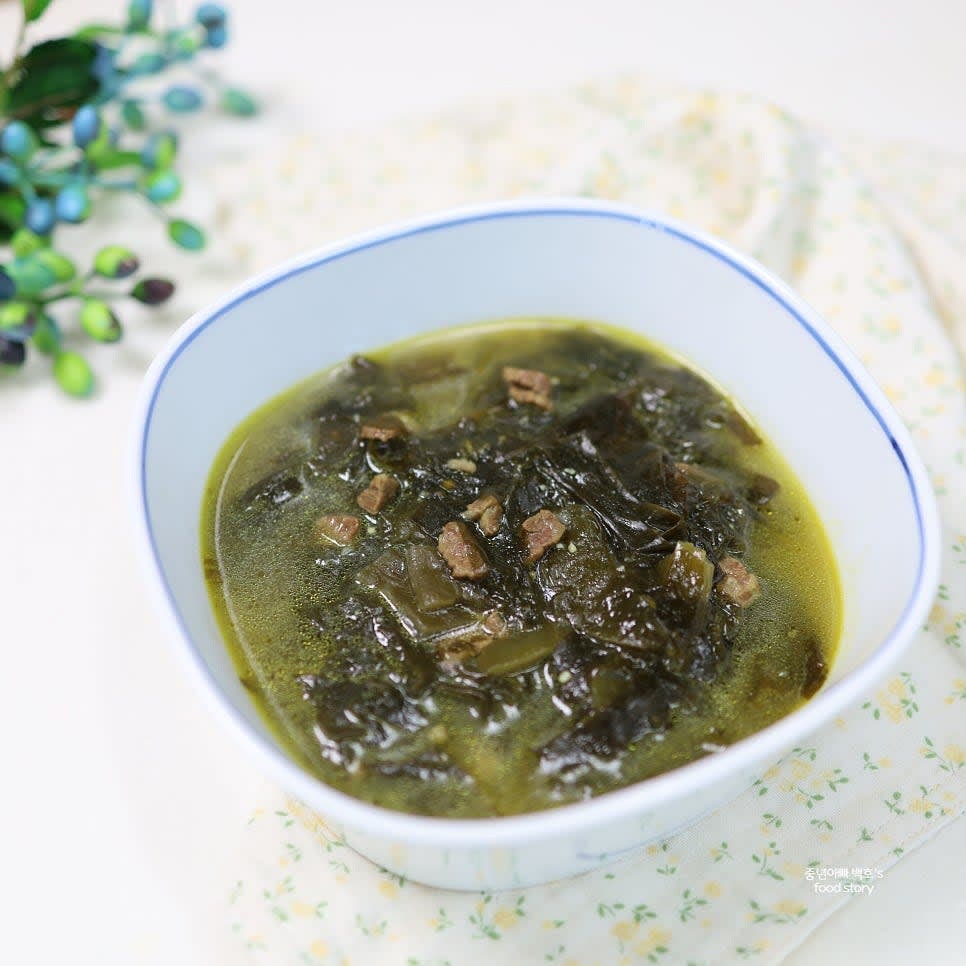 완성된 소고기미역국을 그릇에 담아 낸다.