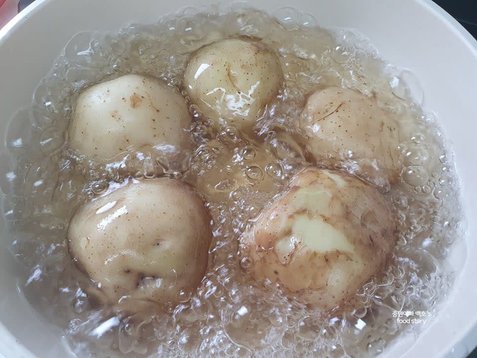 냄비 뚜껑을 덮고 센 불에서 물이 팔팔 끓을 때까지 끓인다.