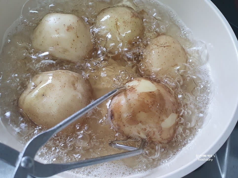 물이 줄어들면 뚜껑을 열고 감자를 뒤집어 골고루 익힌다.