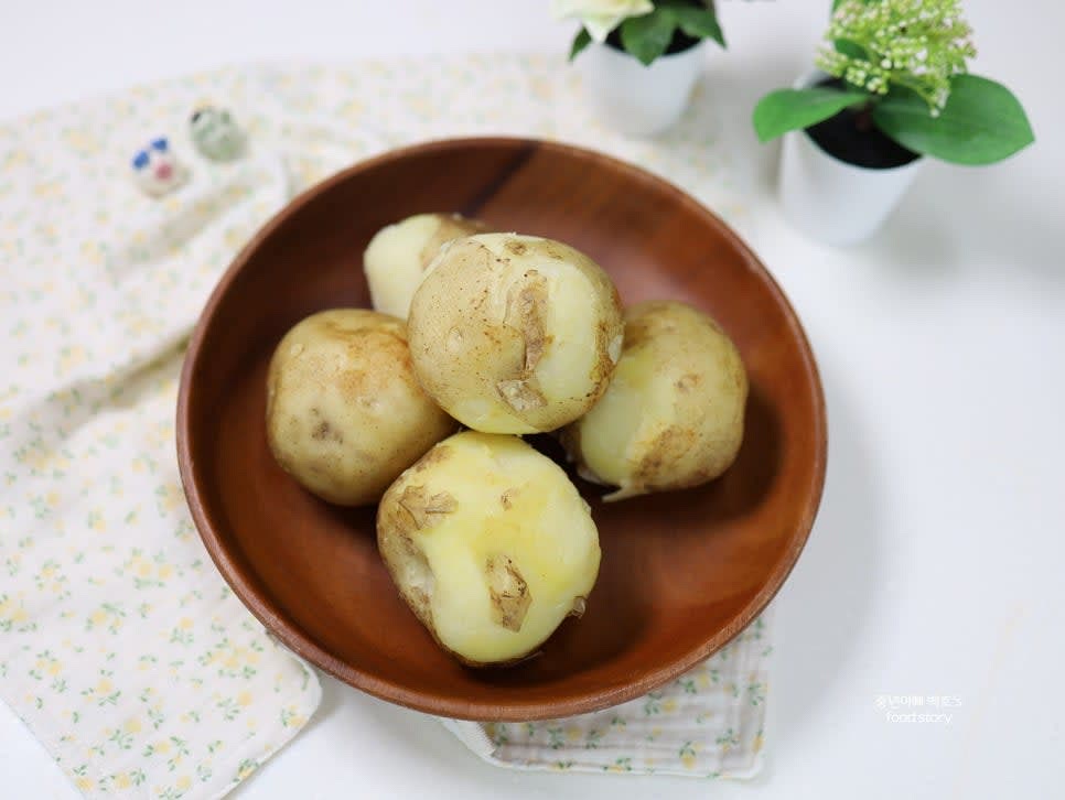 그냥 먹거나 소금, 설탕을 찍어 먹는다. 팬에 기름이나 버터를 두르고 구우면 고소한 맛이 더해진다.