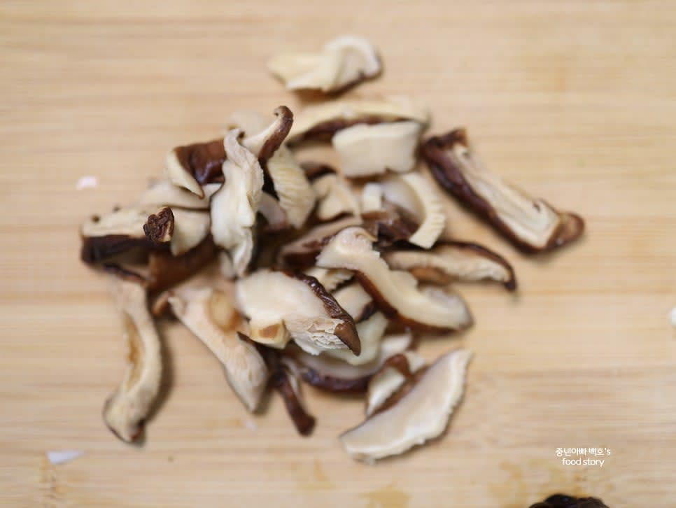 표고버섯, 목이버섯, 팽이버섯을 깨끗이 씻어 준비합니다.
