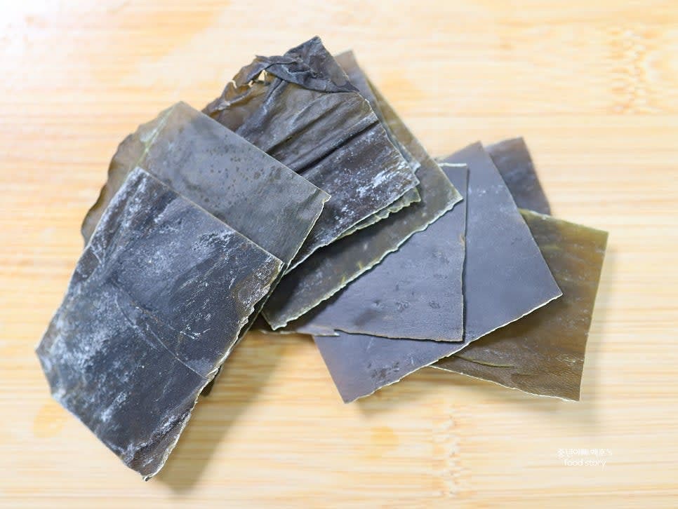 국물용 다시마 10장을 물에 빠르게 헹군 후 생수 1.5리터를 넣은 냄비에 넣습니다.