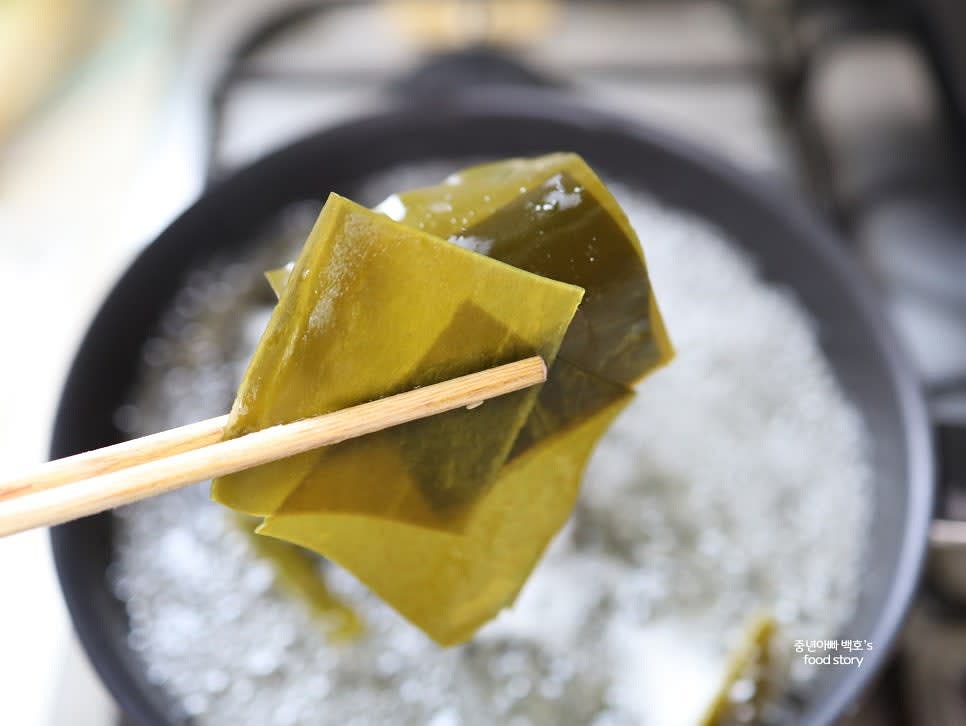 다시마 육수를 끓입니다. 물이 끓기 시작하고 3분 후 다시마를 건져냅니다.