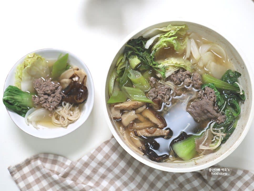 그릇에 담아 따뜻하게 즐깁니다. 남은 국물에 우동사리를 넣거나, 밥을 볶아 먹어도 좋습니다.