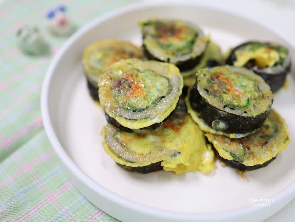 부친 김밥전을 접시에 담아 따뜻할 때 즐깁니다. 간단한 소스를 곁들여도 좋습니다.