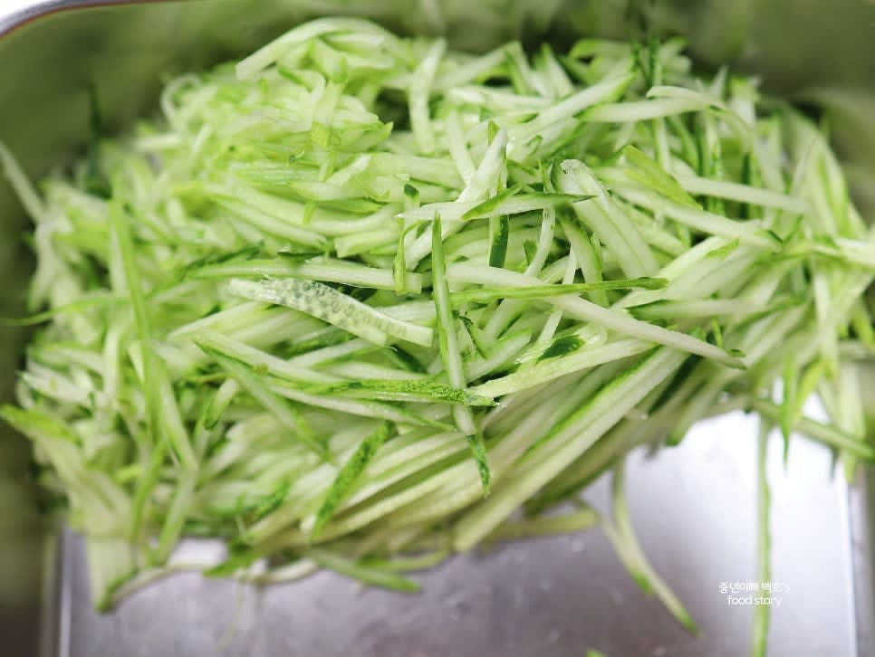 오이 1개와 당근 1/2개를 채칼로 썰어 준비합니다.