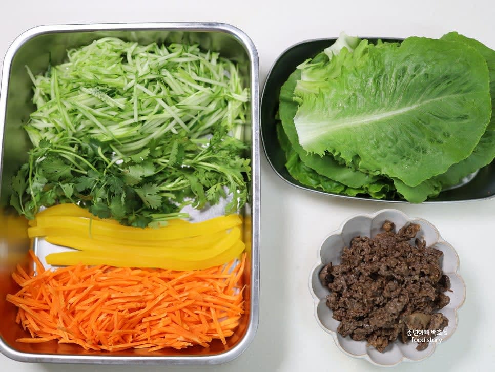 단무지, 고수, 쑥갓, 상추를 적당한 크기로 준비합니다. 상추는 1줄당 2장씩 사용합니다.