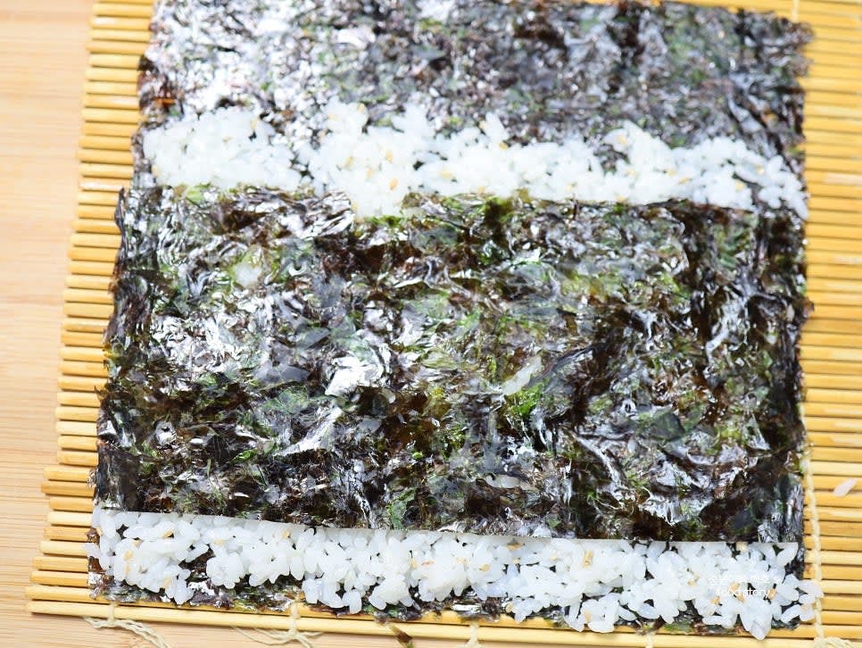 밥 위에 김 1/2장을 추가로 깔아 줍니다.