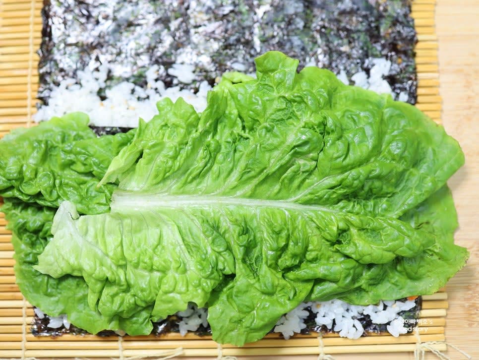 상추 2장을 잎이 바깥으로 향하도록 올려줍니다.