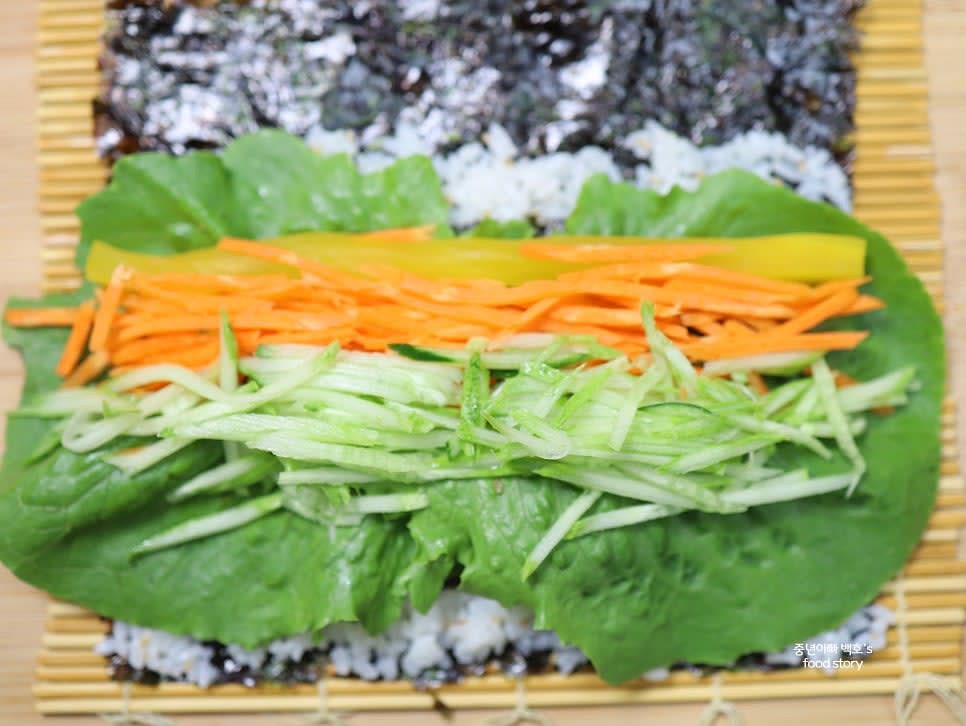 단무지, 오이, 당근을 길게 올려줍니다.