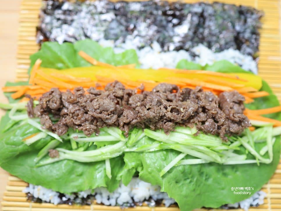 불고기를 길게 골고루 올려줍니다.