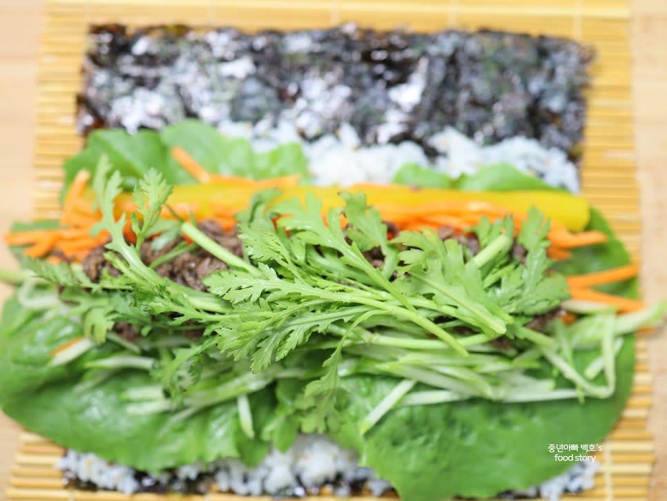 맨 위에 쑥갓이나 고수를 적당량 올려줍니다. 각각 다른 재료를 넣어 취향에 따라 만들어 보세요.