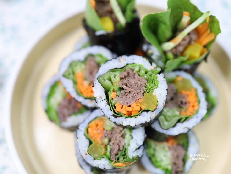 완성된 김밥을 접시에 담아 맛있게 즐기세요.