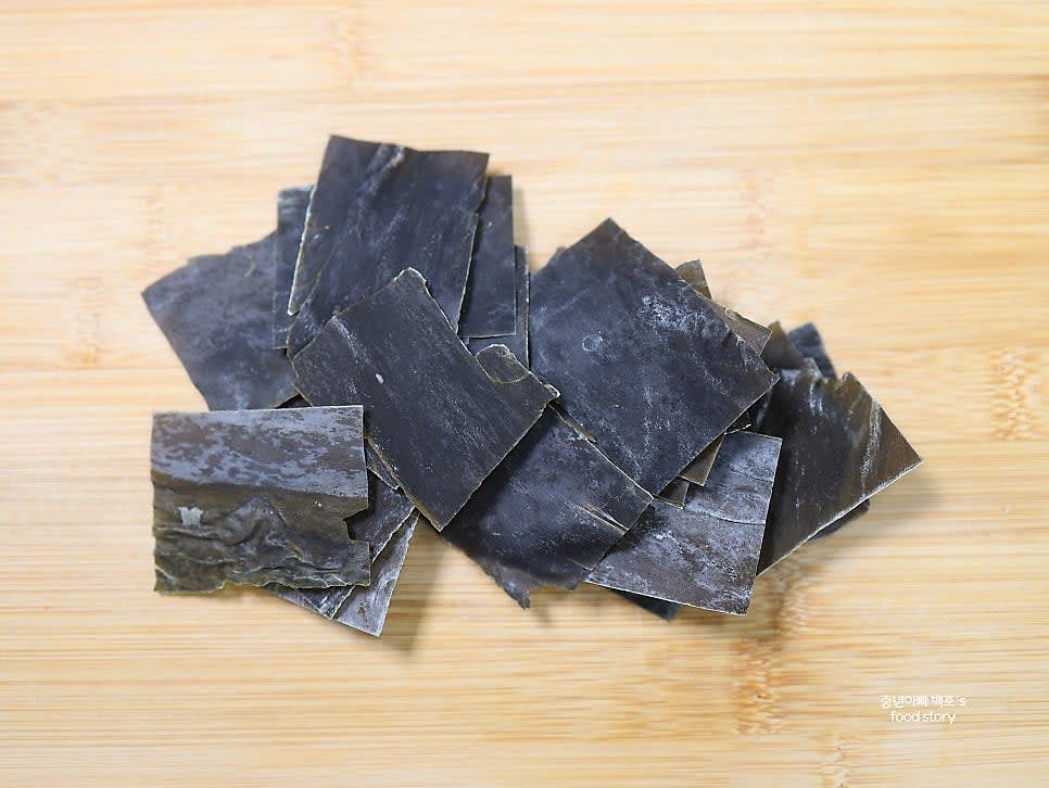 국물용 다시마를 젖은 타월로 닦거나 흐르는 물에 가볍게 헹구어 준비합니다.