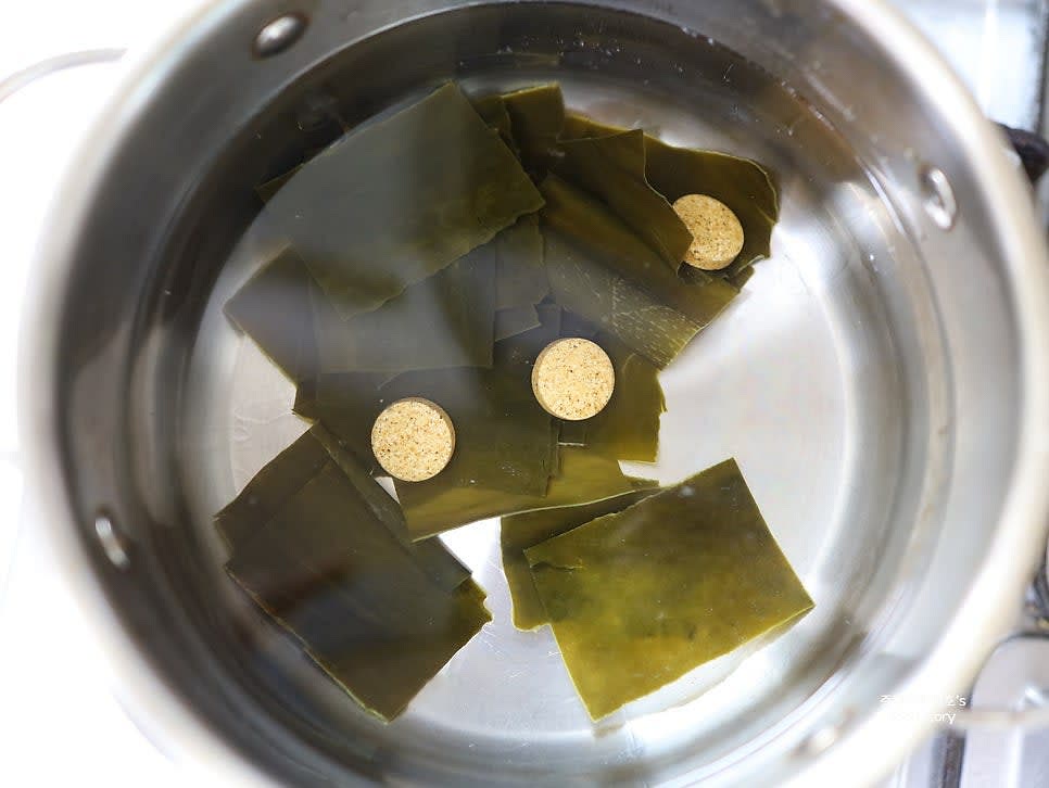 생수 1500ml에 다시마 20장과 멸치육수용 코인 3알을 넣고 팔팔 끓입니다.