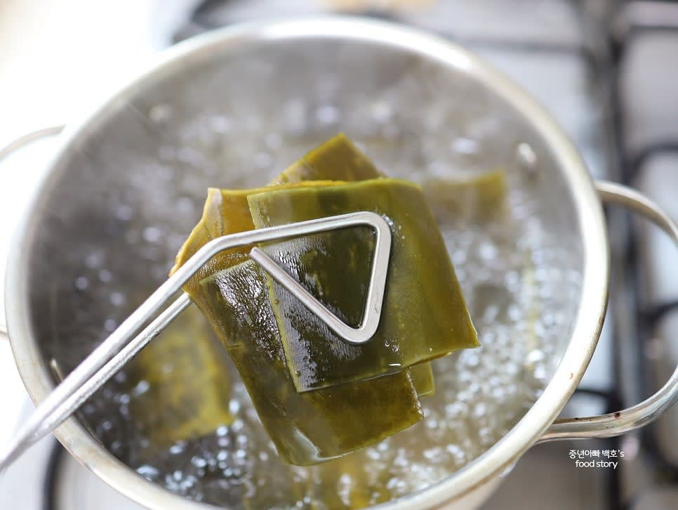 물이 끓고 3분 후 다시마를 전부 건져냅니다.