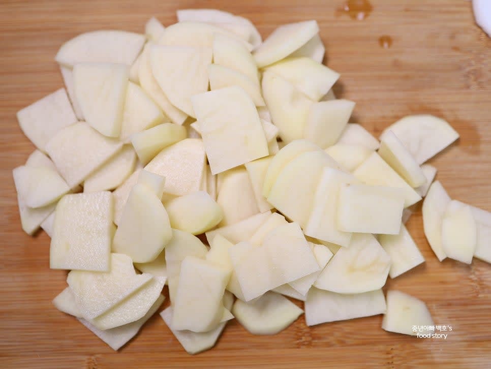 감자를 먹기 좋은 크기로 썰어 준비합니다. 큰 감자는 2알, 작은 감자는 3~4알 정도 사용합니다.