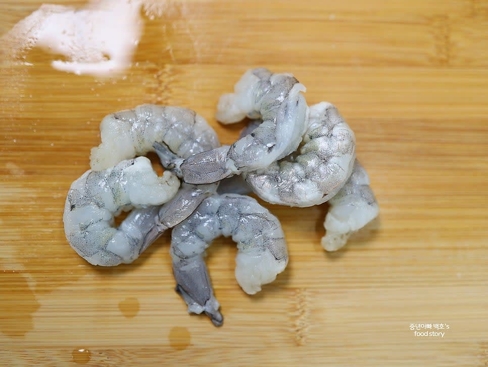 냉동새우는 중자 크기로 6마리 준비합니다.
