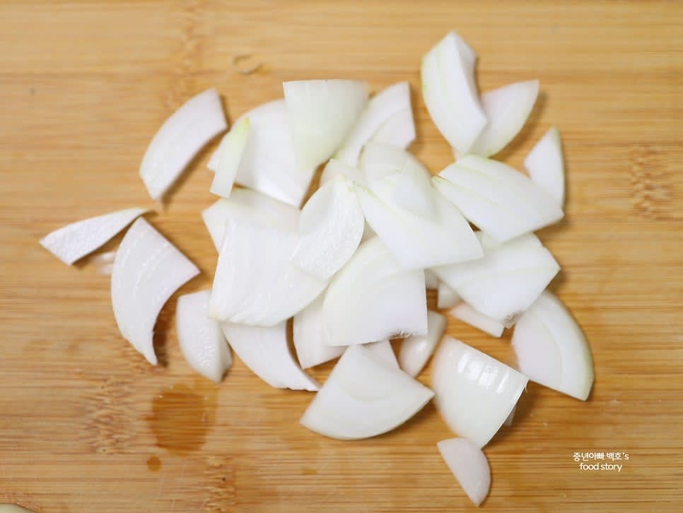 양파 1/2개를 채썰고, 대파 1/2대를 송송 썰어 준비합니다.