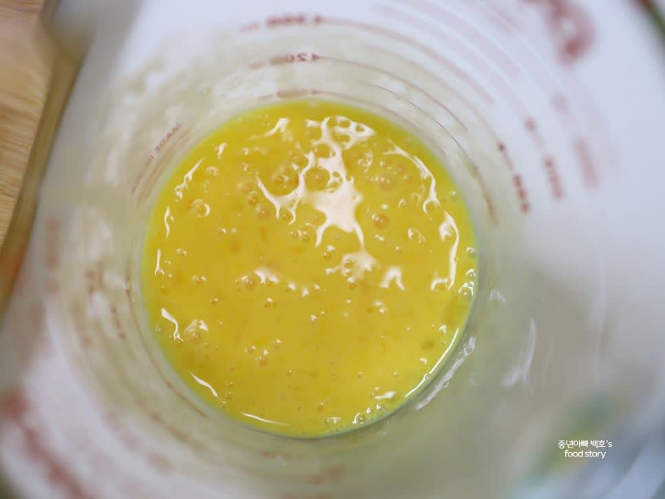 계란 2알을 그릇에 넣고 잘 풀어 준비합니다.