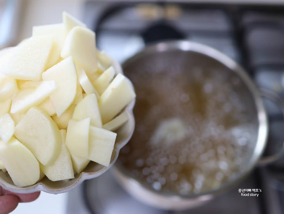 육수가 팔팔 끓으면 썰어 놓은 감자와 양파를 넣고 끓입니다.