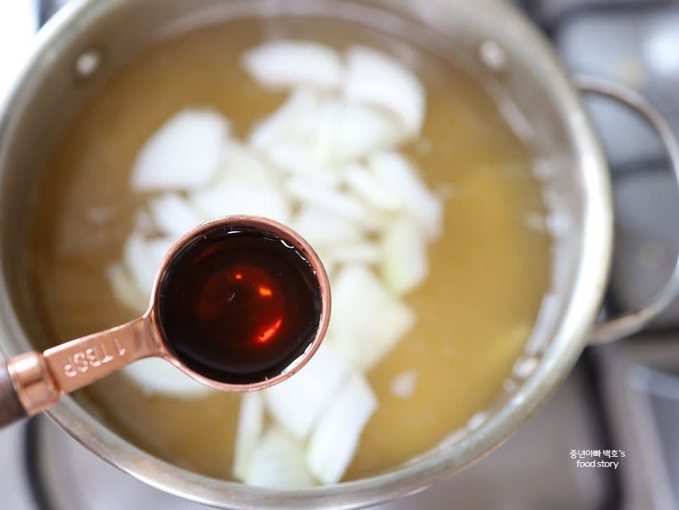 멸치 액젓 1스푼을 넣어 간을 맞춥니다.