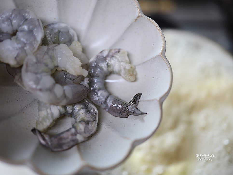 마지막으로 새우를 넣고 후추를 톡톡 뿌려줍니다.