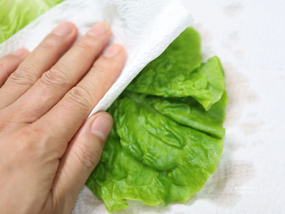 상추를 흐르는 물에 깨끗이 씻어 찬물에 10분 정도 담가 싱싱하게 만듭니다. 키친타월로 물기를 제거합니다.